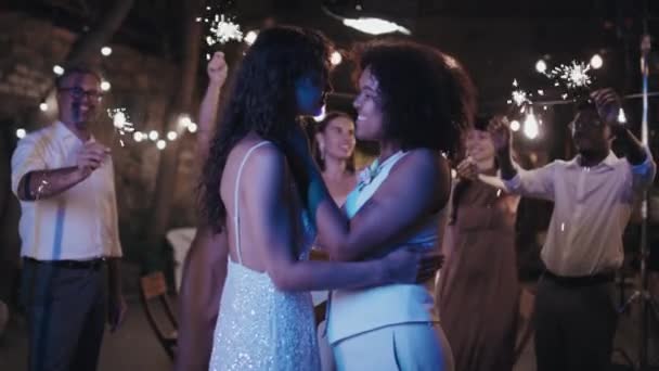 Pasangan Lesbian Cantik Menikah Menari Pesta Pernikahan Malam Hari Keluarga — Stok Video