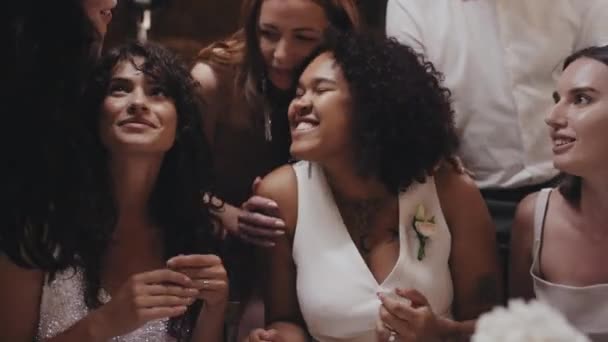 가족들 친구들 파티에서 아름다운 레즈비언 부부들 재미있게 잡담을 있습니다 — 비디오