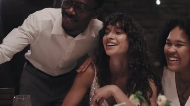 Etnicky Různorodé Lesbičky Novomanželé Baví Svatební Oslavě Přičemž Selfie Svým — Stock video