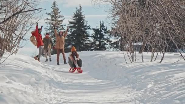 Longa Filmagem Câmera Lenta Três Jovens Divertindo Dia Inverno Assistindo — Vídeo de Stock