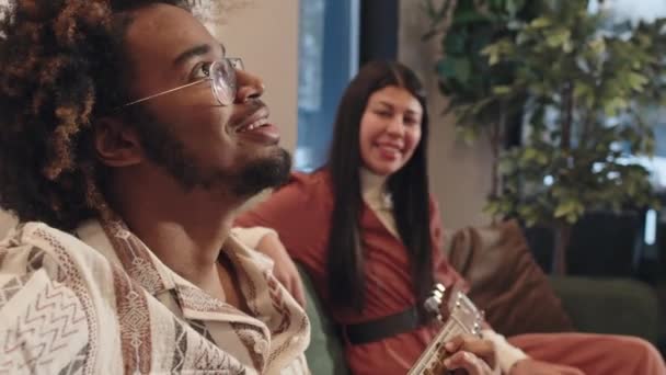 Concentration Sélective Jeune Homme Afro Américain Joyeux Jouant Guitare Chantant — Video