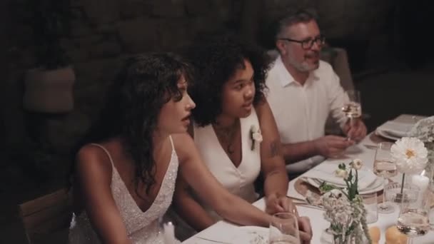 Młoda Lesbijka Nowożeńcy Siedzi Przy Świątecznym Stole Restauracji Świętując Ślub — Wideo stockowe