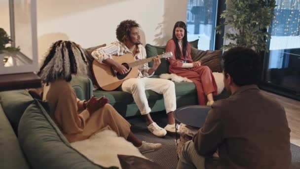 Jeunes Amis Multi Ethniques Profitant Fête Maison Chantant Des Chansons — Video