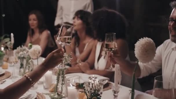 Selektivt Fokus Mogen Man Och Oigenkännlig Kvinna Deltar Bröllopsfest Restaurang — Stockvideo