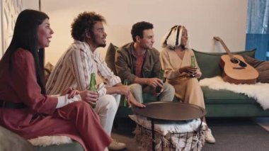 Neşeli, çok ırklı bir grup arkadaş birlikte akşam yemeği yiyorlar. Bira içip TV 'de maç izliyorlar.