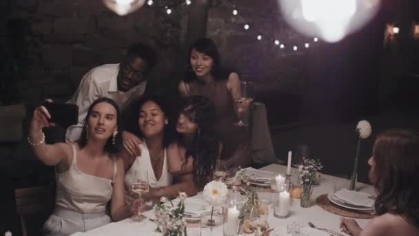 Heerlijk Lesbisch Pasgetrouwden Hun Vrienden Hebben Plezier Samen Bruiloft Feest — Stockvideo