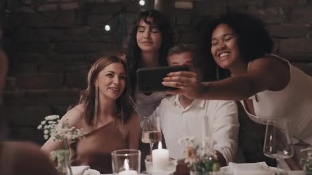Веселі Молоді Лесбіянки Молодята Розважаються Весіллі Сучасному Ресторані Беручи Селфі — стокове відео