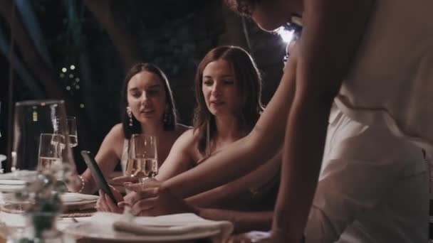 Lesbianas Recién Casadas Sus Invitados Fiesta Bodas Disfrutando Viendo Fotos — Vídeo de stock