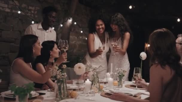 Moderni Sposi Lesbiche Loro Parenti Amici Bicchieri Con Champagne Spumante — Video Stock
