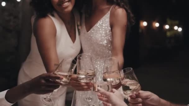 Šťastné Mladé Lesbičky Novomanželé Stojící Slavnostního Stolu Cinkání Brýle Přáteli — Stock video