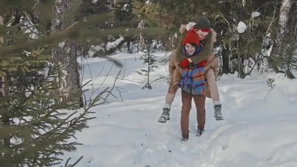 Brincalhão Jovem Caucasiano Dando Sua Namorada Passeio Piggyback Enquanto Caminhava — Vídeo de Stock