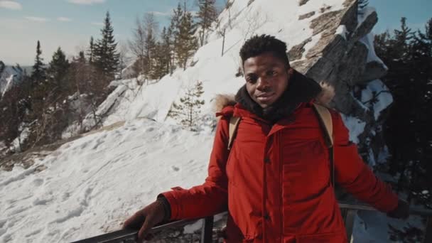 Mladý Černý Turista Červené Bundě Batoh Stojící Horách Slunné Zimní — Stock video