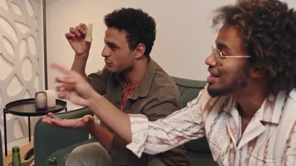 Deux Jeunes Hommes Afro Américains Assis Dans Salon Jouer Aux — Video