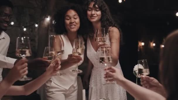 Lesbische Pasgetrouwden Hun Familieleden Vrienden Klinkende Glazen Met Champagne Mousserende — Stockvideo