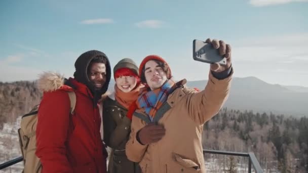 Genç Adam Elinde Akıllı Telefonuyla Etnik Çeşitlilikteki Arkadaşlarıyla Selfie Çekerken — Stok video