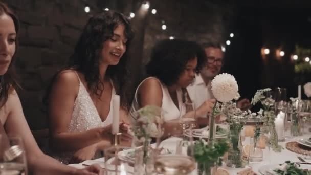 Groep Van Mensen Chique Kleren Zitten Aan Tafel Modern Restaurant — Stockvideo