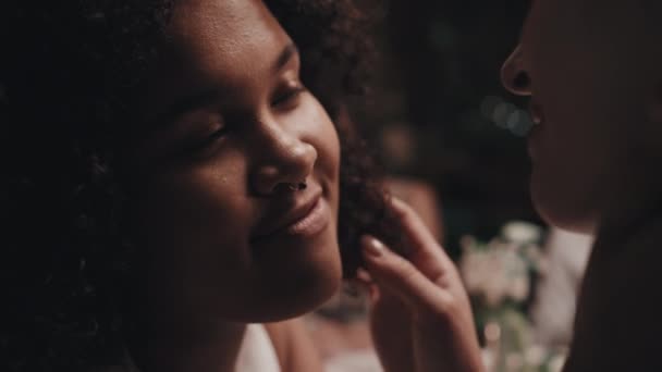 Primer Plano Joven Mujer Lesbiana Negra Esposa Caucásica Sentada Mesa — Vídeos de Stock