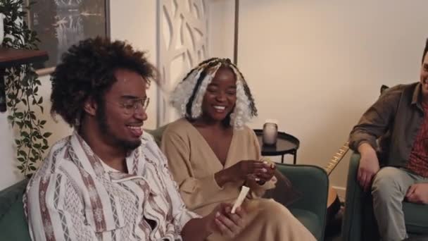 Mouvement Lent Jeune Noir Élégant Assis Dans Salon Avec Des — Video