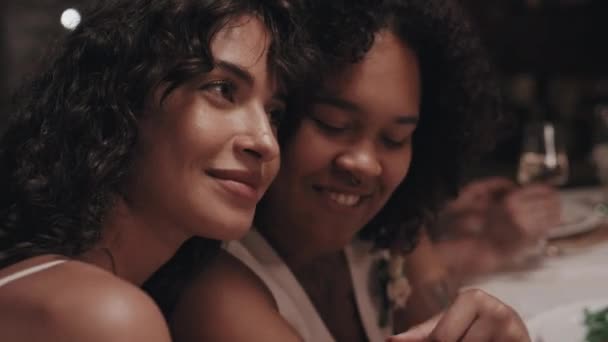 Primer Plano Feliz Étnicamente Diversas Mujeres Lesbianas Amor Sentado Relajado — Vídeos de Stock