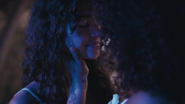 Feliz Étnicamente Diversas Mujeres Lesbianas Amor Baile Lento Fiesta Bodas — Vídeos de Stock