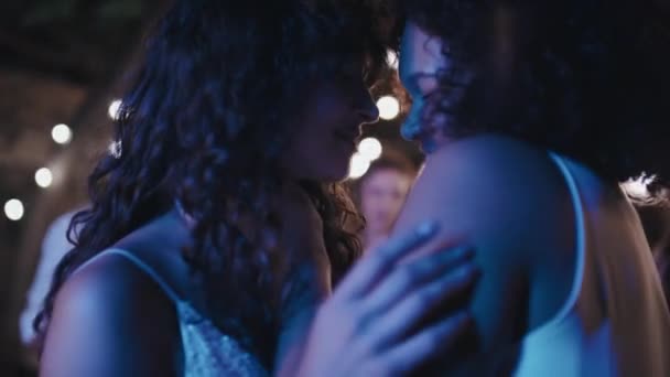 现代不同种族的女同性恋新婚夫妇在他们的婚宴上慢慢地跳舞和调情 有选择地把焦点集中在特写上 — 图库视频影像