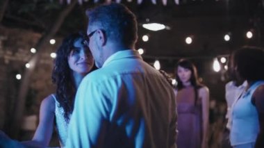 Genç, beyaz bir kadın. Gelinlik giyip babasıyla dans ediyor. Sonra da siyah karısına gidiyor.