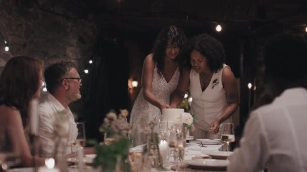 Молодая Лесбийская Пара Режет Свадебный Торт Вместе Время Праздничного Ужина — стоковое видео