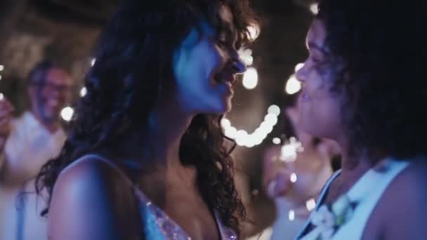 Enfoque Selectivo Pareja Jóvenes Casados Lesbianas Bailando Fiesta Bodas Por — Vídeos de Stock