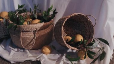 Beyaz kumaşa karşı taze limon dolu sepetlerle dolu sepetler ve restoranda şık dekorasyonlar yapan insanlar yok.