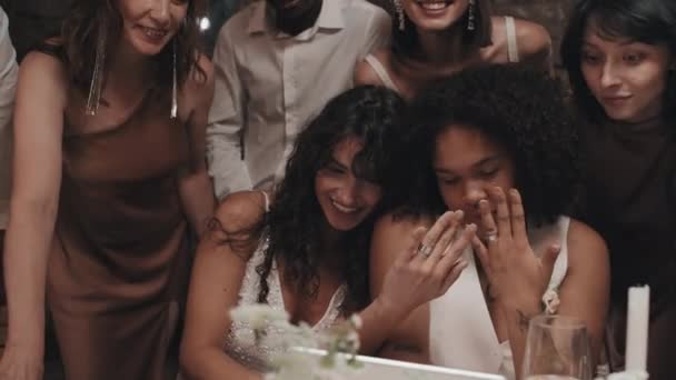 Feliz Joven Lesbiana Recién Casados Teniendo Videollamada Línea Con Amigos — Vídeo de stock