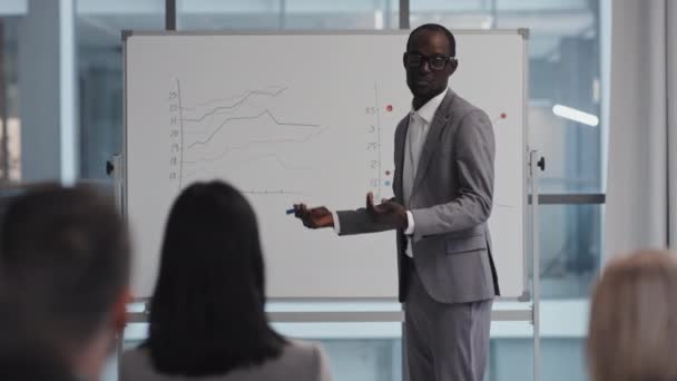 Fiatal Fekete Férfi Áll Ellen Whiteboard Beszél Felmérés Eredményeit Üzleti — Stock videók