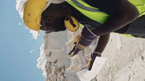 Plan Vertical Moyen Jeune Contremaître Noir Adulte Travaillant Dans Une — Video