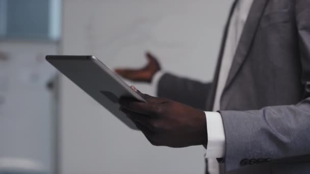 Szelektív Fókusz Közelkép Felismerhetetlen Fekete Üzletember Kezében Digitális Tablet Bemutató — Stock videók