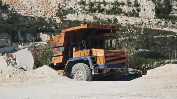Oigenkännlig Man Arbetar Marmor Stenbrott Körning Drag Lastbil Transporterar Mark — Stockvideo