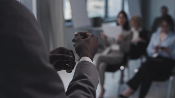 Szelektív Fókusz Közeli Kép Felismerhetetlen Fekete Üzletemberről Aki Közönség Előtt — Stock videók