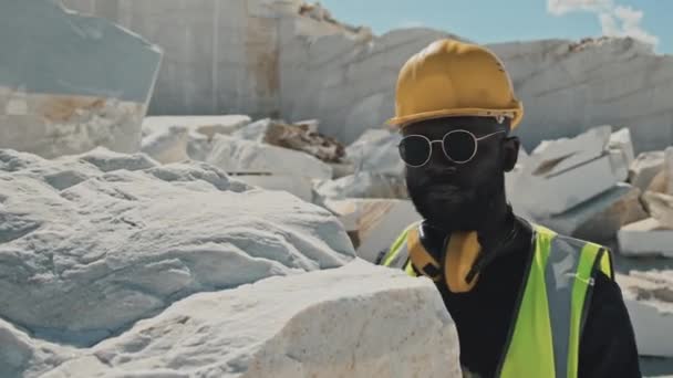 Homem Afro Americano Barbudo Vestuário Trabalho Óculos Sol Verificando Qualidade — Vídeo de Stock