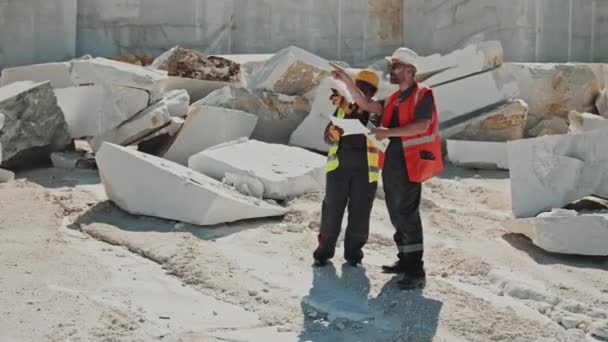 Long Shot Ethnically Diverse Forewoman Engineer Working Marble Quarry Summer — Stock Video