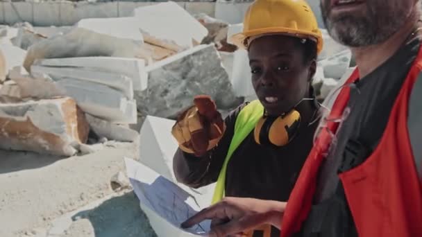 Etnisch Divers Mijn Geoloog Ingenieur Met Blad Papier Met Plan — Stockvideo