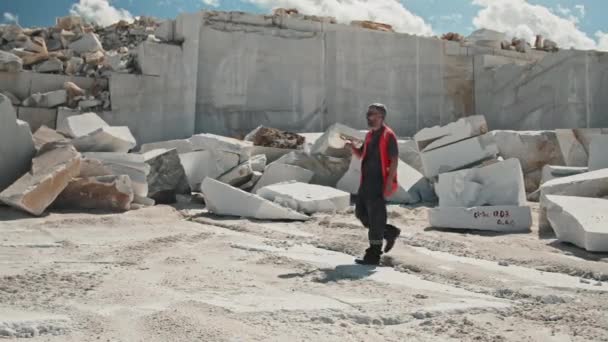 Kafkasya Nın Elbisesi Güneş Gözlüğü Uzmanı Mermer Ocağında Yürürken Kaskını — Stok video