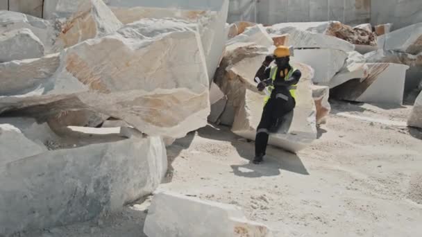 Długie Ujęcie Afroamerykanina Który Przerwę Pracy Kamieniołomie Siedzi Marmurowym Kamieniu — Wideo stockowe