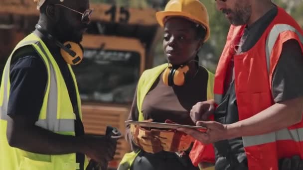Grupp Afroamerikanska Och Kaukasiska Gruvor Geologer Eller Ingenjörer Arbetskläder Diskuterar — Stockvideo