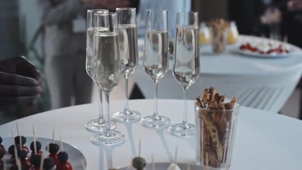 Büfe Masasının Seçici Odağı Flüt Bardakları Şampanya Abur Cuburla Partide — Stok video
