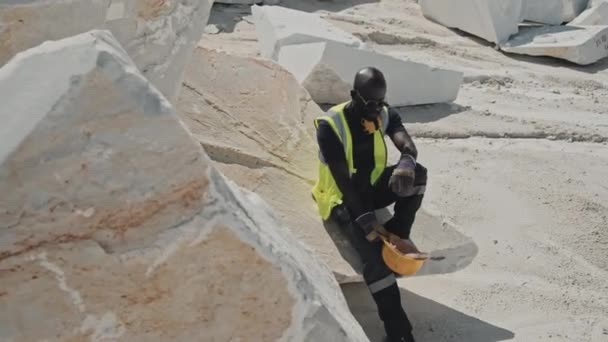 Africano Americano Homem Ter Pausa Sentado Pedra Mármore Tirar Hardhat — Vídeo de Stock