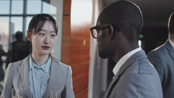 Selectieve Focus Van Jonge Zwarte Man Aziatische Vrouw Pakken Met — Stockvideo