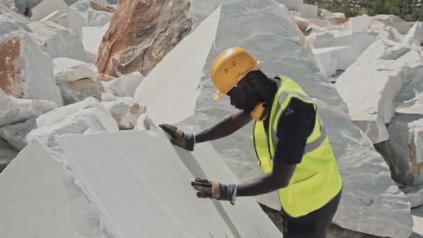 Jovem Adulto Geólogo Minas Afro Americano Verificando Pedras Mármore Branco — Vídeo de Stock