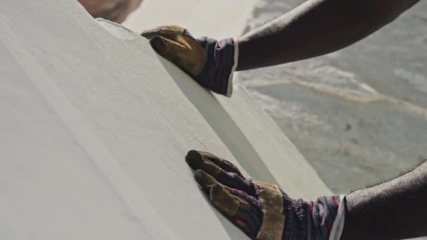 Αγνώριστος Αφροαμερικανός Που Φοράει Γάντια Εργασίας Ελέγχοντας Την Ποιότητα Της — Αρχείο Βίντεο