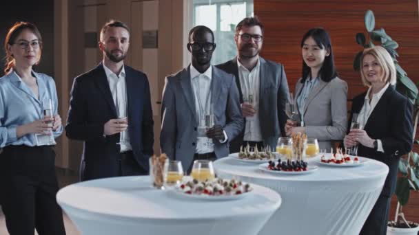 Retrato Grupal Seis Empresarios Étnicamente Diversos Pie Frente Mesas Buffet — Vídeos de Stock