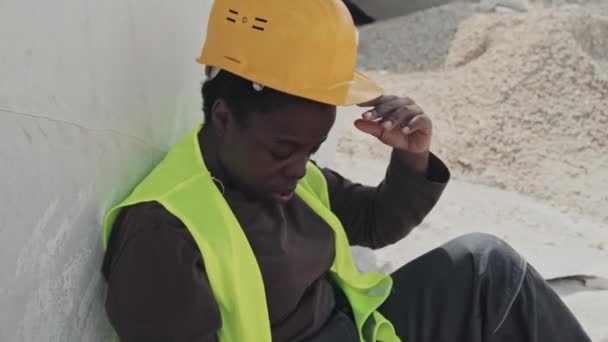 Jovem Mulher Afro Americana Adulta Trabalhando Pedreira Sentada Chão Sentada — Vídeo de Stock