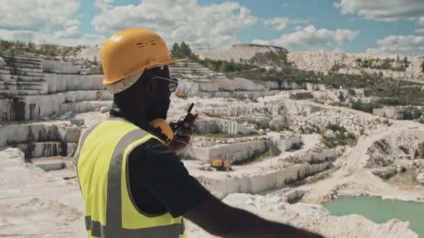 Młody Czarny Mężczyzna Kasku Ochronnym Okulary Przeciwsłoneczne Pracujące Kamieniołomie Marmuru — Wideo stockowe