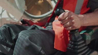 Olgun, beyaz bir adam yaz günü güneş gözlüğü ve şapka takıyor.